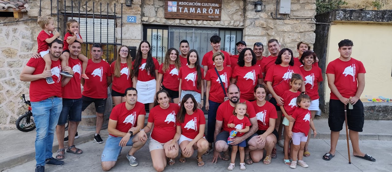 Grupo de tamaronenses frente a la sede de la Asociación Cultural Tamarón